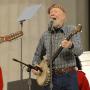 Pete Seeger sings in an Appalachian holiday music manner