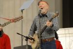 Pete Seeger sings in an Appalachian holiday music manner